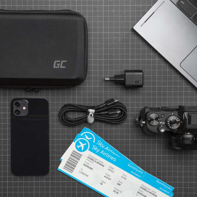 Chargeur de téléphone posé sur une table, rappelant l’importance d’emporter ses accessoires de recharge en voyage.
